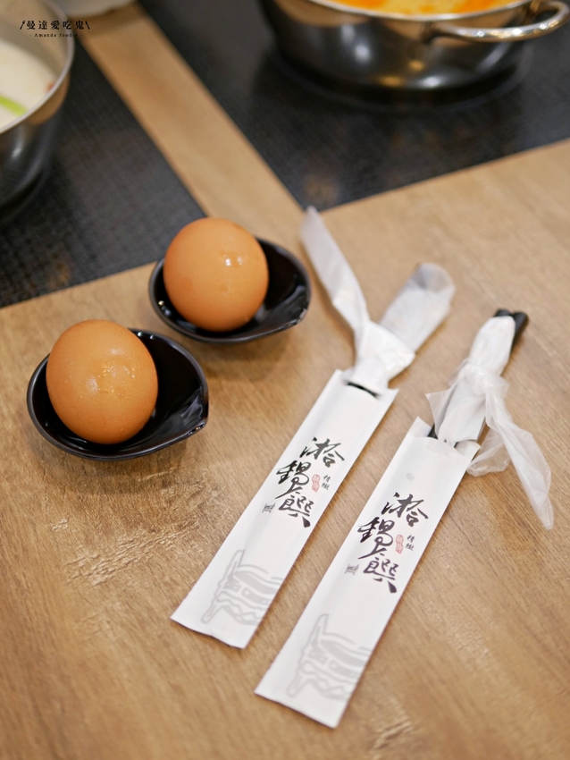 太過癮！加入整罐高大鮮乳的銷魂麻奶鍋好香好好吃『湁鍋饌精緻鍋物』內用飲品、白飯、杜老爺冰淇淋無限量供應可以呀！台南火鍋｜台南美食｜台南東區 - 曼達愛吃鬼