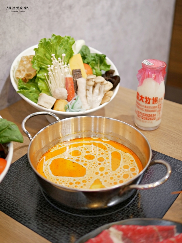 太過癮！加入整罐高大鮮乳的銷魂麻奶鍋好香好好吃『湁鍋饌精緻鍋物』內用飲品、白飯、杜老爺冰淇淋無限量供應可以呀！台南火鍋｜台南美食｜台南東區 - 曼達愛吃鬼