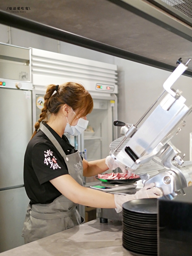 太過癮！加入整罐高大鮮乳的銷魂麻奶鍋好香好好吃『湁鍋饌精緻鍋物』內用飲品、白飯、杜老爺冰淇淋無限量供應可以呀！台南火鍋｜台南美食｜台南東區 - 曼達愛吃鬼