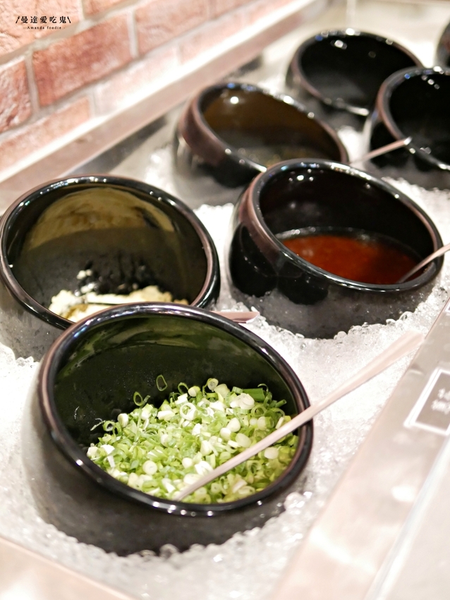 太過癮！加入整罐高大鮮乳的銷魂麻奶鍋好香好好吃『湁鍋饌精緻鍋物』內用飲品、白飯、杜老爺冰淇淋無限量供應可以呀！台南火鍋｜台南美食｜台南東區 - 曼達愛吃鬼