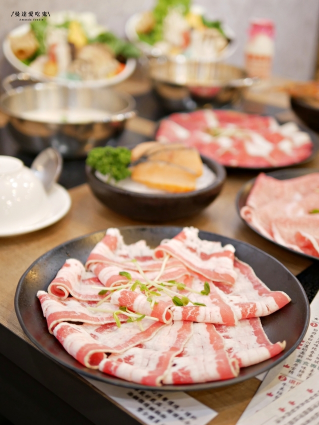 太過癮！加入整罐高大鮮乳的銷魂麻奶鍋好香好好吃『湁鍋饌精緻鍋物』內用飲品、白飯、杜老爺冰淇淋無限量供應可以呀！台南火鍋｜台南美食｜台南東區 - 曼達愛吃鬼