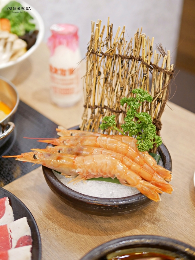 太過癮！加入整罐高大鮮乳的銷魂麻奶鍋好香好好吃『湁鍋饌精緻鍋物』內用飲品、白飯、杜老爺冰淇淋無限量供應可以呀！台南火鍋｜台南美食｜台南東區 - 曼達愛吃鬼