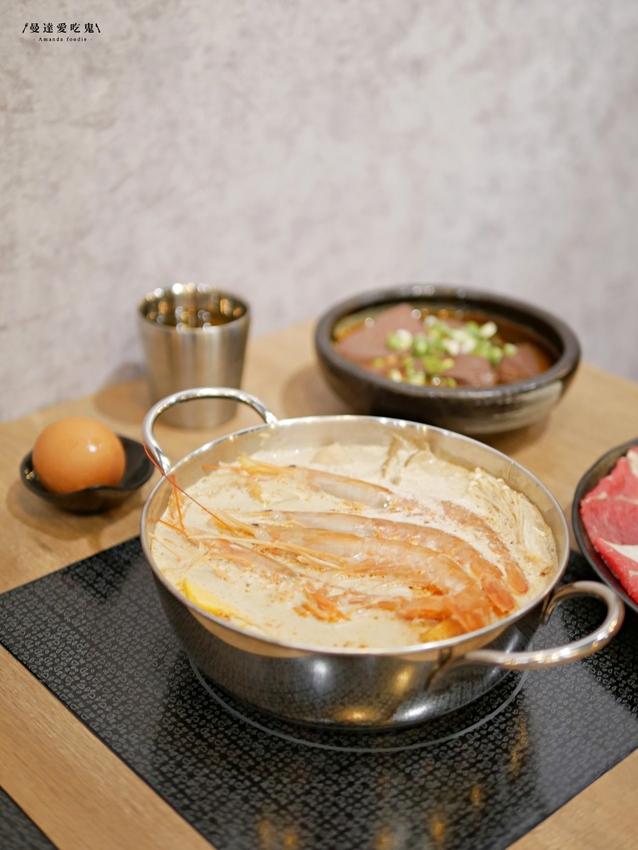 太過癮！加入整罐高大鮮乳的銷魂麻奶鍋好香好好吃『湁鍋饌精緻鍋物』內用飲品、白飯、杜老爺冰淇淋無限量供應可以呀！台南火鍋｜台南美食｜台南東區 - 曼達愛吃鬼