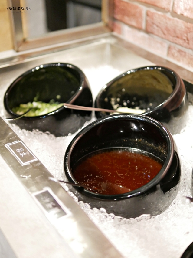 太過癮！加入整罐高大鮮乳的銷魂麻奶鍋好香好好吃『湁鍋饌精緻鍋物』內用飲品、白飯、杜老爺冰淇淋無限量供應可以呀！台南火鍋｜台南美食｜台南東區 - 曼達愛吃鬼