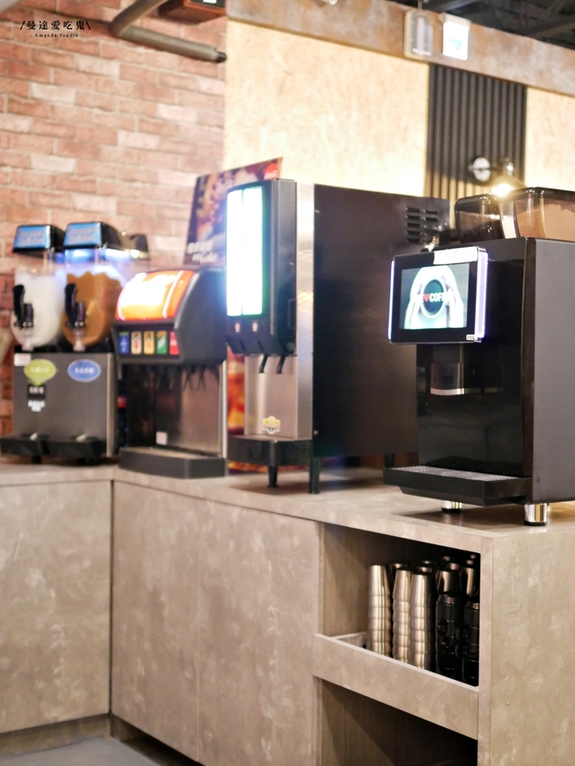 太過癮！加入整罐高大鮮乳的銷魂麻奶鍋好香好好吃『湁鍋饌精緻鍋物』內用飲品、白飯、杜老爺冰淇淋無限量供應可以呀！台南火鍋｜台南美食｜台南東區 - 曼達愛吃鬼