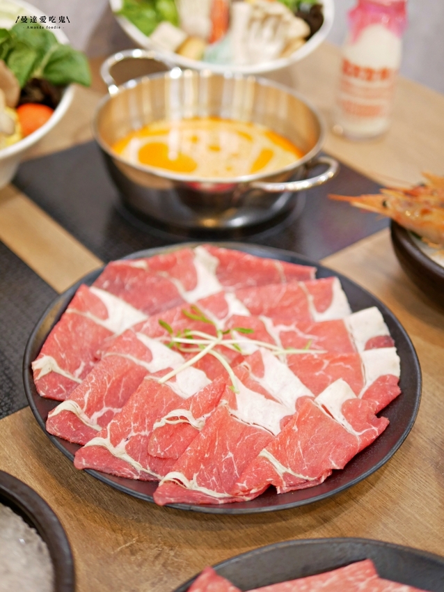 太過癮！加入整罐高大鮮乳的銷魂麻奶鍋好香好好吃『湁鍋饌精緻鍋物』內用飲品、白飯、杜老爺冰淇淋無限量供應可以呀！台南火鍋｜台南美食｜台南東區 - 曼達愛吃鬼