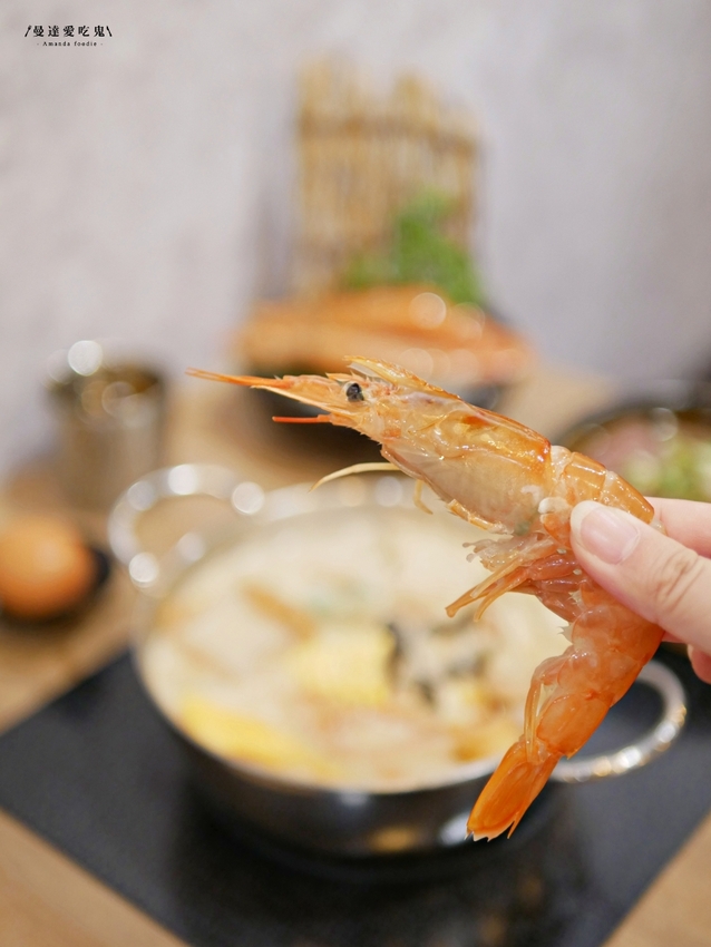 太過癮！加入整罐高大鮮乳的銷魂麻奶鍋好香好好吃『湁鍋饌精緻鍋物』內用飲品、白飯、杜老爺冰淇淋無限量供應可以呀！台南火鍋｜台南美食｜台南東區 - 曼達愛吃鬼