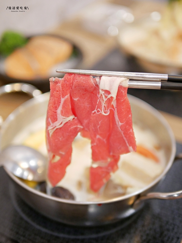 太過癮！加入整罐高大鮮乳的銷魂麻奶鍋好香好好吃『湁鍋饌精緻鍋物』內用飲品、白飯、杜老爺冰淇淋無限量供應可以呀！台南火鍋｜台南美食｜台南東區 - 曼達愛吃鬼