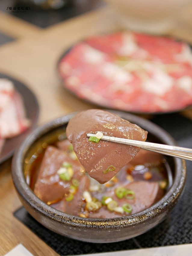 太過癮！加入整罐高大鮮乳的銷魂麻奶鍋好香好好吃『湁鍋饌精緻鍋物』內用飲品、白飯、杜老爺冰淇淋無限量供應可以呀！台南火鍋｜台南美食｜台南東區 - 曼達愛吃鬼