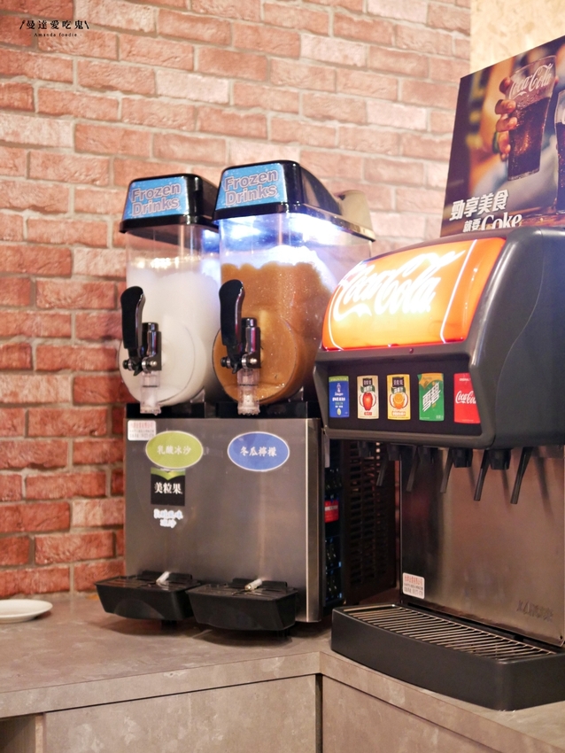 太過癮！加入整罐高大鮮乳的銷魂麻奶鍋好香好好吃『湁鍋饌精緻鍋物』內用飲品、白飯、杜老爺冰淇淋無限量供應可以呀！台南火鍋｜台南美食｜台南東區 - 曼達愛吃鬼