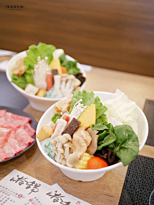 太過癮！加入整罐高大鮮乳的銷魂麻奶鍋好香好好吃『湁鍋饌精緻鍋物』內用飲品、白飯、杜老爺冰淇淋無限量供應可以呀！台南火鍋｜台南美食｜台南東區 - 曼達愛吃鬼