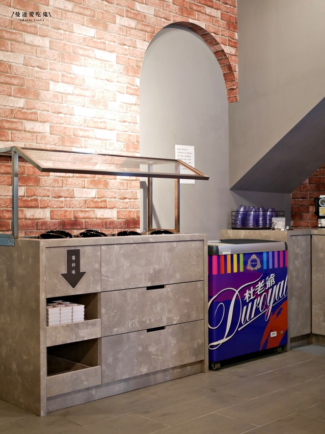 太過癮！加入整罐高大鮮乳的銷魂麻奶鍋好香好好吃『湁鍋饌精緻鍋物』內用飲品、白飯、杜老爺冰淇淋無限量供應可以呀！台南火鍋｜台南美食｜台南東區 - 曼達愛吃鬼