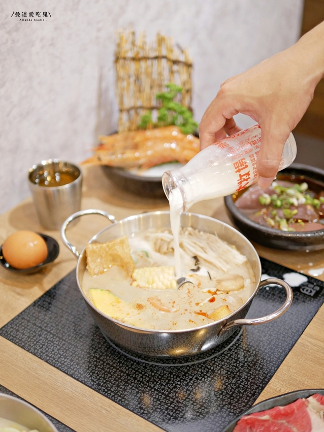 太過癮！加入整罐高大鮮乳的銷魂麻奶鍋好香好好吃『湁鍋饌精緻鍋物』內用飲品、白飯、杜老爺冰淇淋無限量供應可以呀！台南火鍋｜台南美食｜台南東區 - 曼達愛吃鬼