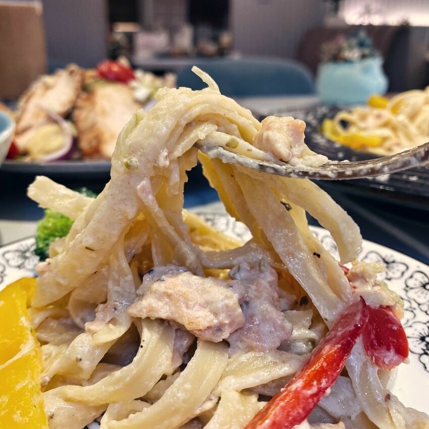 [台中西區] Musen88義式餐廳｜網美必去打卡餐廳｜逢甲美食｜特製明太子麵包抹醬｜哇！沙米寧鄉鮭魚麵｜內附菜單