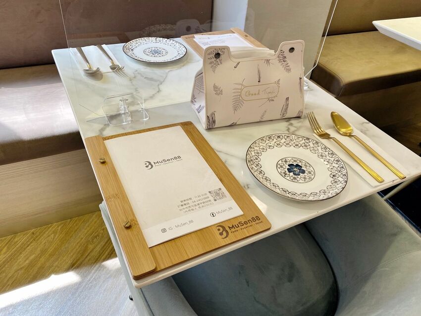 [台中西區] Musen88義式餐廳｜網美必去打卡餐廳｜逢甲美食｜特製明太子麵包抹醬｜哇！沙米寧鄉鮭魚麵｜內附菜單