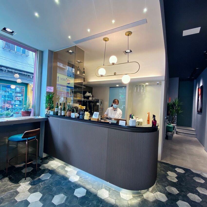 [台中西區] Musen88義式餐廳｜網美必去打卡餐廳｜逢甲美食｜特製明太子麵包抹醬｜哇！沙米寧鄉鮭魚麵｜內附菜單