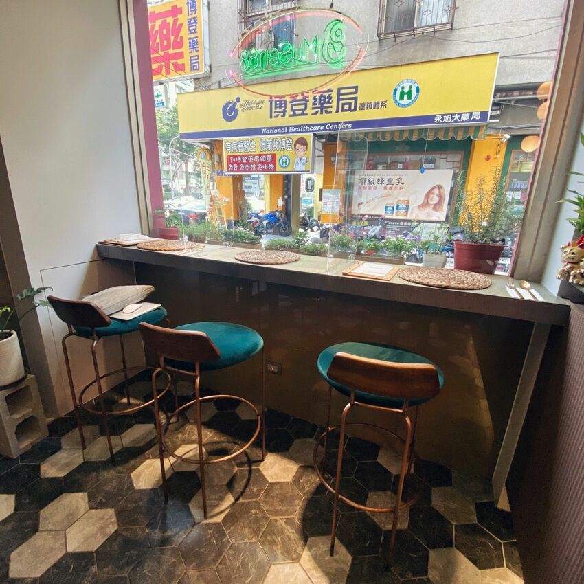 [台中西區] Musen88義式餐廳｜網美必去打卡餐廳｜逢甲美食｜特製明太子麵包抹醬｜哇！沙米寧鄉鮭魚麵｜內附菜單