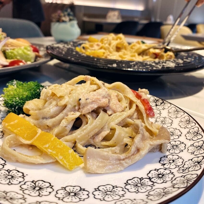 [台中西區] Musen88義式餐廳｜網美必去打卡餐廳｜逢甲美食｜特製明太子麵包抹醬｜哇！沙米寧鄉鮭魚麵｜內附菜單