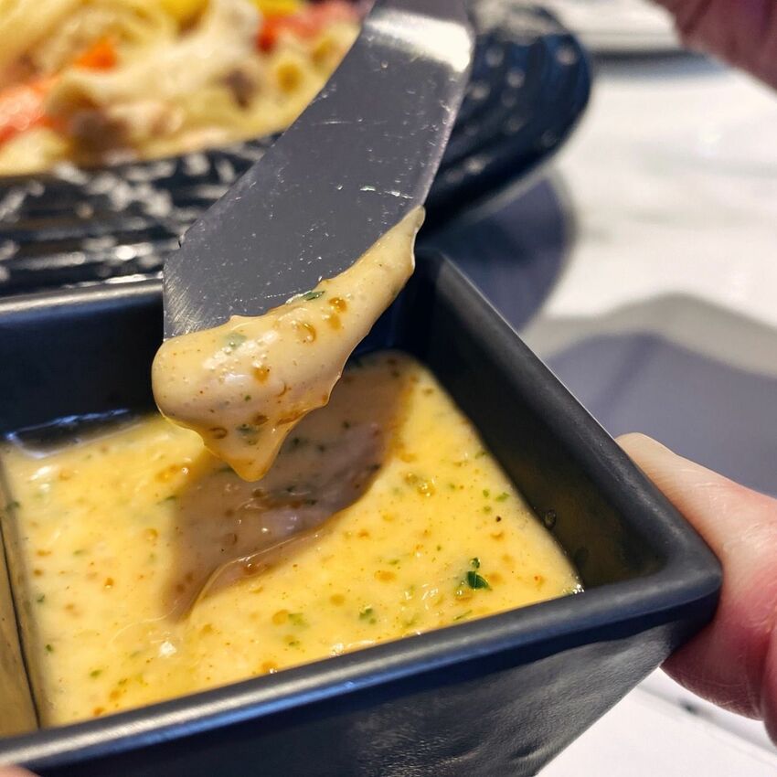 [台中西區] Musen88義式餐廳｜網美必去打卡餐廳｜逢甲美食｜特製明太子麵包抹醬｜哇！沙米寧鄉鮭魚麵｜內附菜單