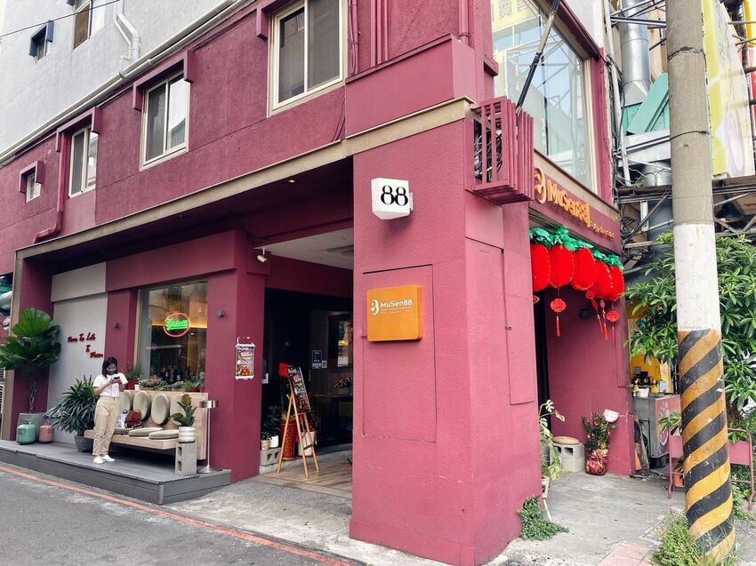 [台中西區] Musen88義式餐廳｜網美必去打卡餐廳｜逢甲美食｜特製明太子麵包抹醬｜哇！沙米寧鄉鮭魚麵｜內附菜單