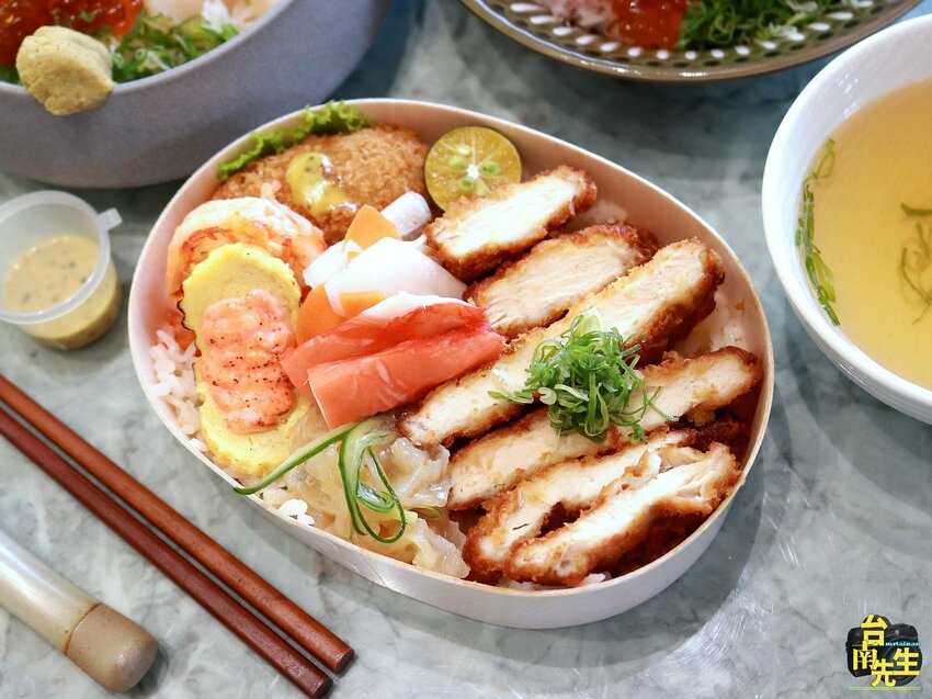 台南海鮮丼飯／日式餐盒專賣店／即日起開放內用／嚴選食材當天配送新鮮漁貨／現點現做不想等可預訂／使用日本壽司米