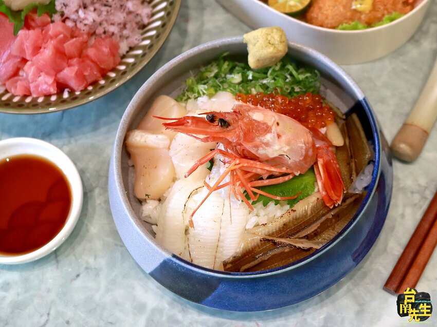 台南海鮮丼飯／日式餐盒專賣店／即日起開放內用／嚴選食材當天配送新鮮漁貨／現點現做不想等可預訂／使用日本壽司米