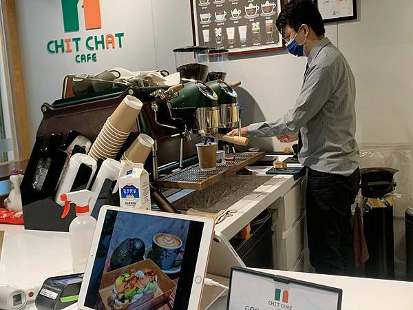 [台北松山區]推薦復古典雅風格的咖啡廳☕️ ［CHIT CHAT Cafe］有很厲害的冰滴咖啡，手沖精品咖啡（附插座）