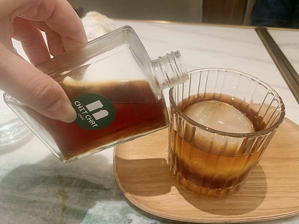 [台北松山區]推薦復古典雅風格的咖啡廳☕️ ［CHIT CHAT Cafe］有很厲害的冰滴咖啡，手沖精品咖啡（附插座）