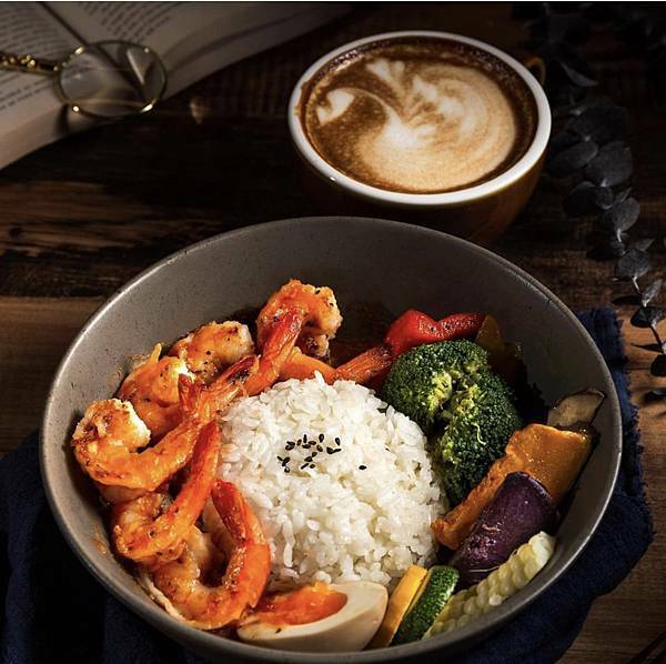 [台北松山區]推薦復古典雅風格的咖啡廳☕️ ［CHIT CHAT Cafe］有很厲害的冰滴咖啡，手沖精品咖啡（附插座）