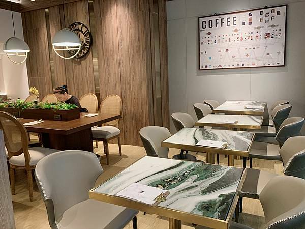 [台北松山區]推薦復古典雅風格的咖啡廳☕️ ［CHIT CHAT Cafe］有很厲害的冰滴咖啡，手沖精品咖啡（附插座）