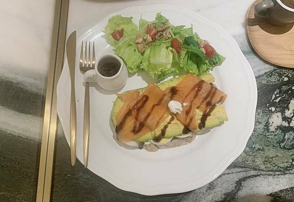 [台北松山區]推薦復古典雅風格的咖啡廳☕️ ［CHIT CHAT Cafe］有很厲害的冰滴咖啡，手沖精品咖啡（附插座）