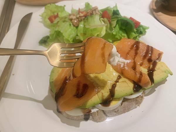 [台北松山區]推薦復古典雅風格的咖啡廳☕️ ［CHIT CHAT Cafe］有很厲害的冰滴咖啡，手沖精品咖啡（附插座）