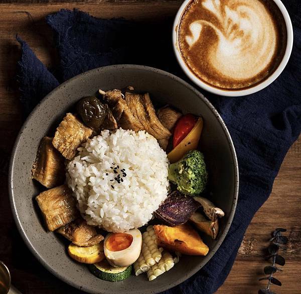 [台北松山區]推薦復古典雅風格的咖啡廳☕️ ［CHIT CHAT Cafe］有很厲害的冰滴咖啡，手沖精品咖啡（附插座）