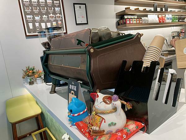 [台北松山區]推薦復古典雅風格的咖啡廳☕️ ［CHIT CHAT Cafe］有很厲害的冰滴咖啡，手沖精品咖啡（附插座）