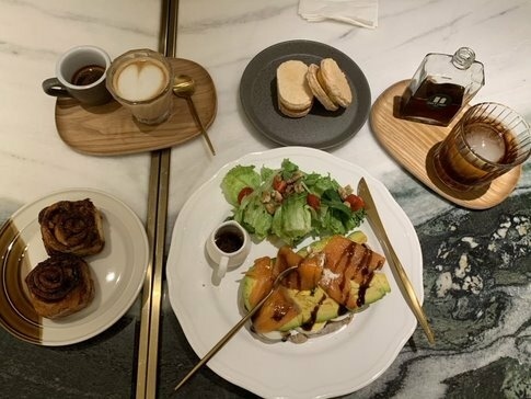 [台北松山區]推薦復古典雅風格的咖啡廳☕️ ［CHIT CHAT Cafe］有很厲害的冰滴咖啡，手沖精品咖啡（附插座）