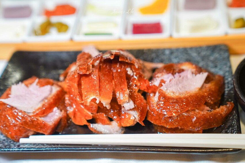 台中市南屯區【台中南屯│美食】印月餐廳。藝術烤鴨一鴨三吃必點,中式料理擺盤精美,樣樣大菜口味好吃,CP值不錯