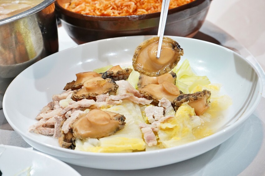 台中市南屯區外帶年菜開跑啦！小家庭也不用傷腦筋，熱呼呼年菜直接帶回家，還送鍋子也太佛心