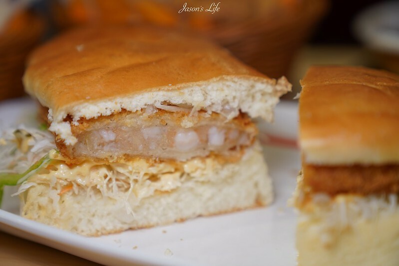 【台中南屯｜美食】客美多Komeda's Coffee(台中公益店)。11:00前買咖啡送早餐，蝦排方堡超有份量，蜂蜜咖啡