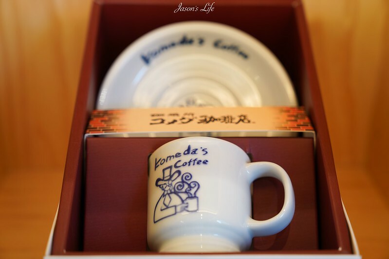 【台中南屯｜美食】客美多Komeda's Coffee(台中公益店)。11:00前買咖啡送早餐，蝦排方堡超有份量，蜂蜜咖啡