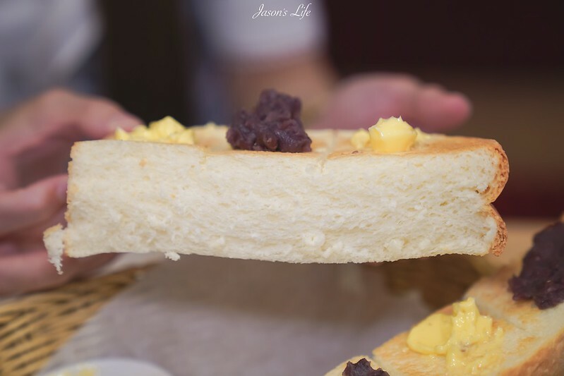 【台中南屯｜美食】客美多Komeda's Coffee(台中公益店)。11:00前買咖啡送早餐，蝦排方堡超有份量，蜂蜜咖啡