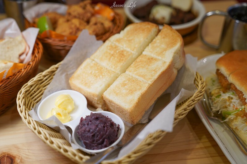 【台中南屯｜美食】客美多Komeda's Coffee(台中公益店)。11:00前買咖啡送早餐，蝦排方堡超有份量，蜂蜜咖啡