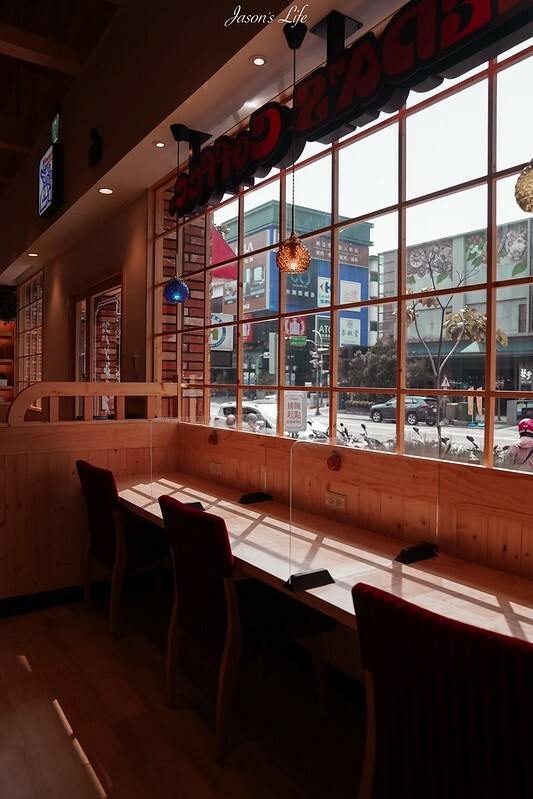 【台中南屯｜美食】客美多Komeda's Coffee(台中公益店)。11:00前買咖啡送早餐，蝦排方堡超有份量，蜂蜜咖啡