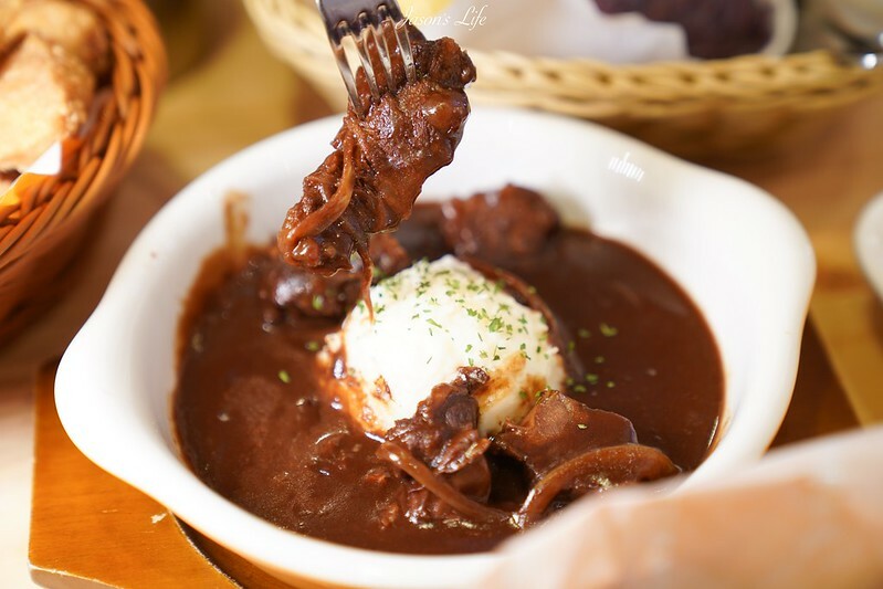 【台中南屯｜美食】客美多Komeda's Coffee(台中公益店)。11:00前買咖啡送早餐，蝦排方堡超有份量，蜂蜜咖啡