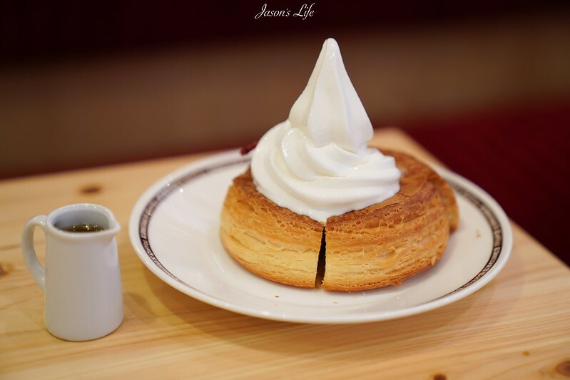 【台中南屯｜美食】客美多Komeda's Coffee(台中公益店)。11:00前買咖啡送早餐，蝦排方堡超有份量，蜂蜜咖啡