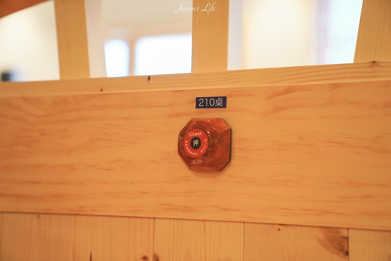 【台中南屯｜美食】客美多Komeda's Coffee(台中公益店)。11:00前買咖啡送早餐，蝦排方堡超有份量，蜂蜜咖啡