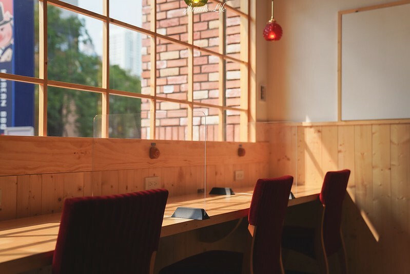 【台中南屯｜美食】客美多Komeda's Coffee(台中公益店)。11:00前買咖啡送早餐，蝦排方堡超有份量，蜂蜜咖啡