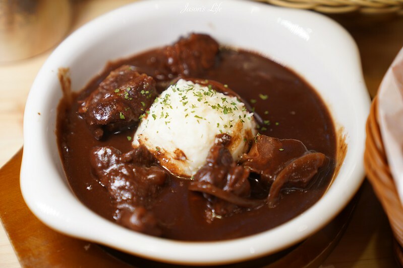 【台中南屯｜美食】客美多Komeda's Coffee(台中公益店)。11:00前買咖啡送早餐，蝦排方堡超有份量，蜂蜜咖啡