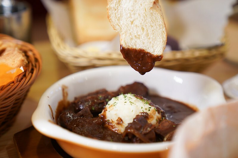 【台中南屯｜美食】客美多Komeda's Coffee(台中公益店)。11:00前買咖啡送早餐，蝦排方堡超有份量，蜂蜜咖啡