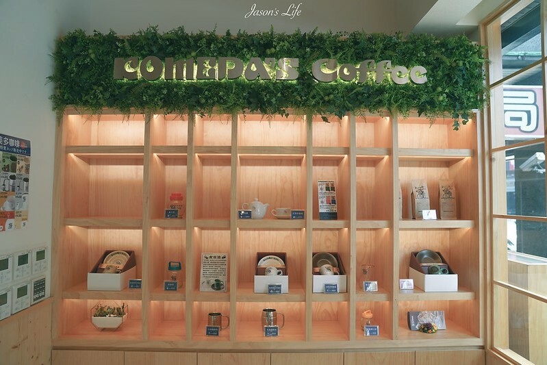 【台中南屯｜美食】客美多Komeda's Coffee(台中公益店)。11:00前買咖啡送早餐，蝦排方堡超有份量，蜂蜜咖啡