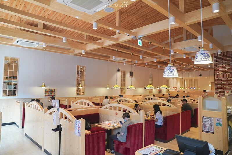 【台中南屯｜美食】客美多Komeda's Coffee(台中公益店)。11:00前買咖啡送早餐，蝦排方堡超有份量，蜂蜜咖啡